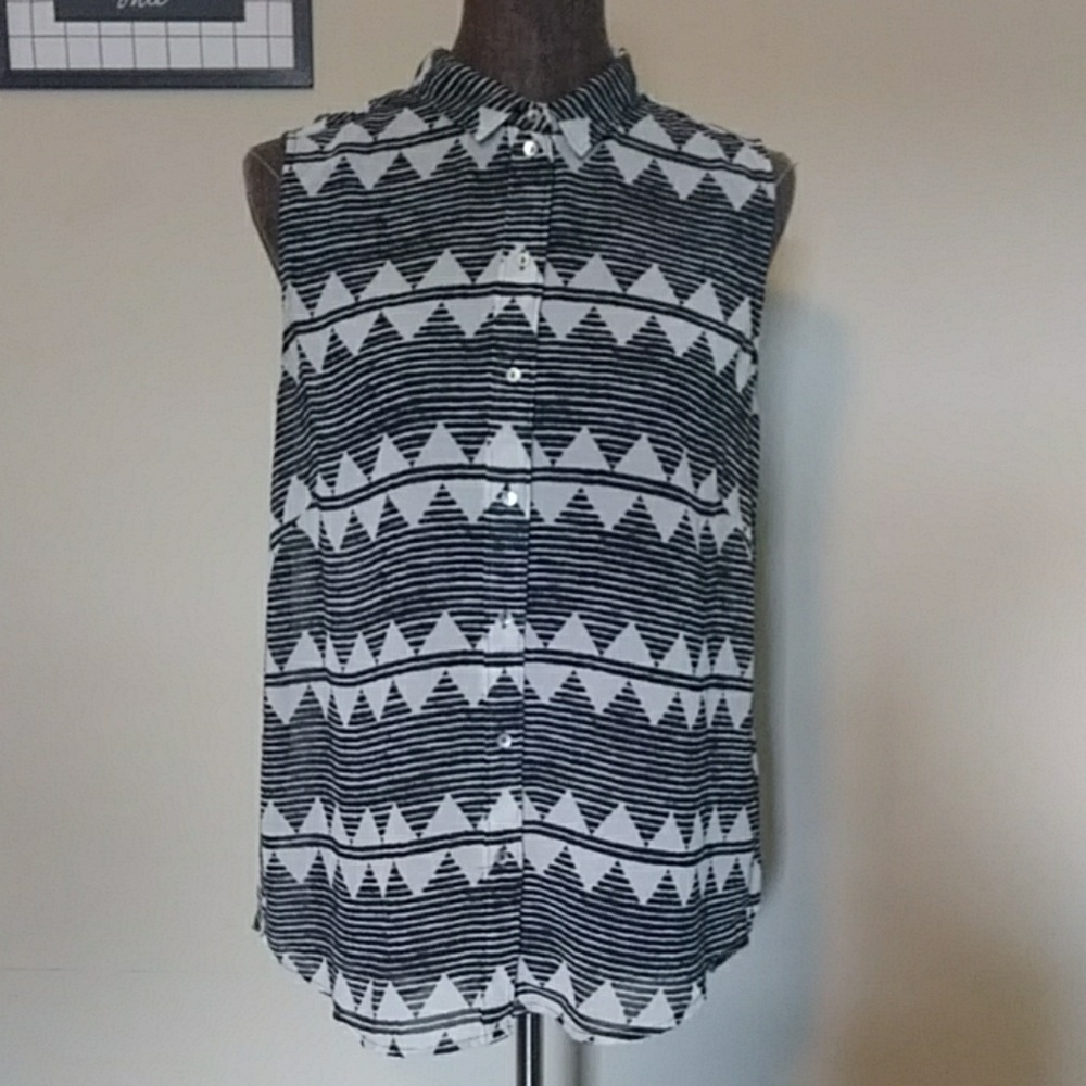 {H&M} B&W Aztec Printed Sleeveless Button Down
